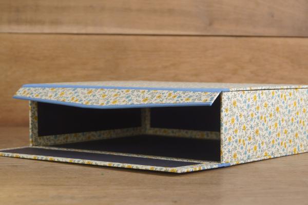 Schachtel mit gelben Blüten hellblauer Leinen Handarbeit aus Deutschland